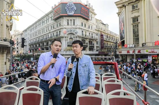 上海新闻广播主持人宇皓（左）、陈凯，带领听众从南京路步行街一路驶向外滩